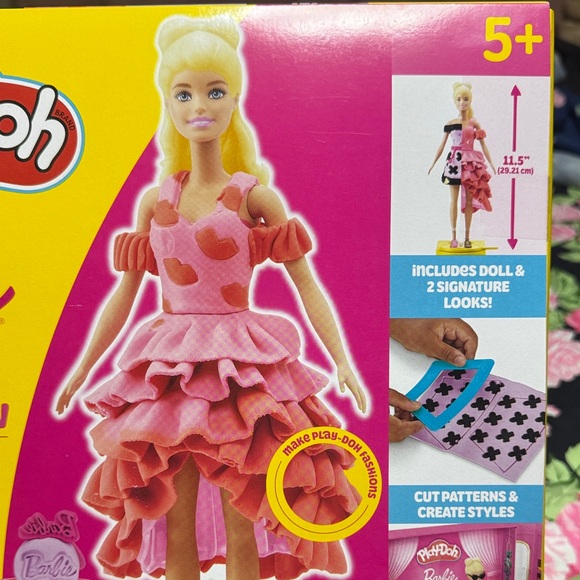 NEW Barbie Designer Fashion Show Set - Pink and Yellow - Picture 9 of 15